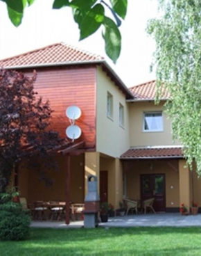 Гостиница Ilona Apartmanház  Комаром